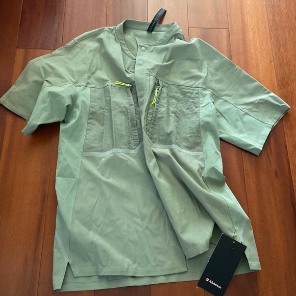 NWT Lululemon water repellent hiking short sleeve - Picture 2 of 6